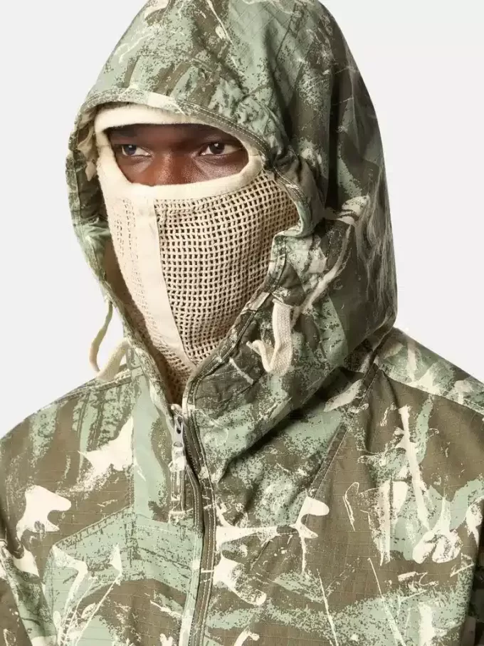 Kapuzenjacke mit Camouflage-Print und Anti-Drop-Beschichtung