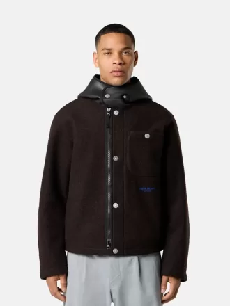 Kapuzenjacke mit Kinnriemen und Brusttasche
