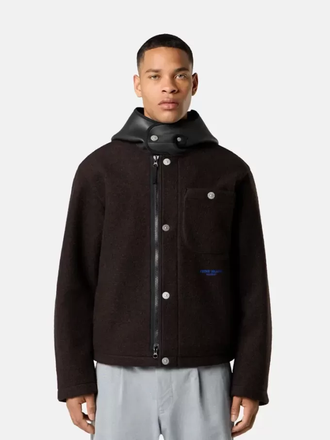 Kapuzenjacke mit Kinnriemen und Brusttasche