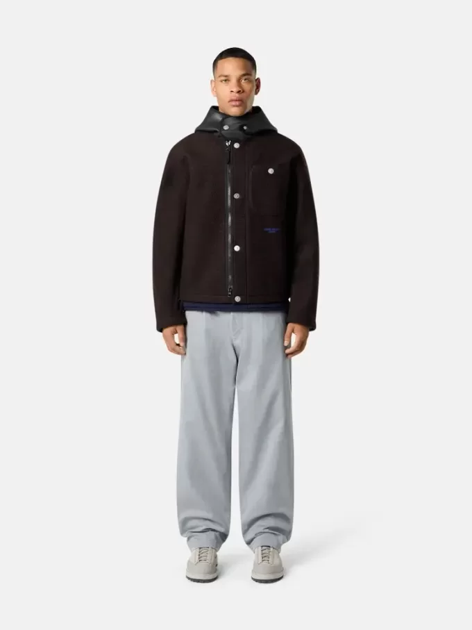 Kapuzenjacke mit Kinnriemen und Brusttasche