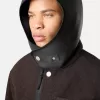 Kapuzenjacke mit Kinnriemen und Brusttasche