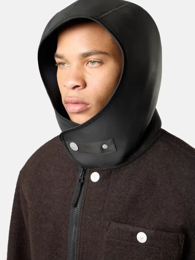 Kapuzenjacke mit Kinnriemen und Brusttasche