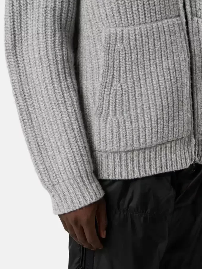 Kapuzenpullover mit Reißverschluss, Taschen und Fischerrippenmuster.