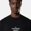 Kurzärmeliges T-Shirt in regulärer Passform mit „02 Industrial Logos”-Print