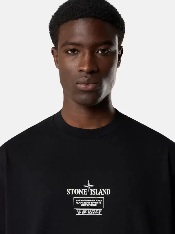 Kurzärmeliges T-Shirt in regulärer Passform mit „02 Industrial Logos”-Print