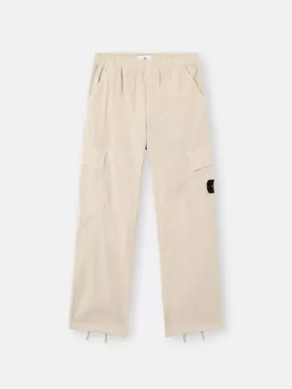 Locker sitzende Cargohose mit Kordelzug am Beinabschluss.