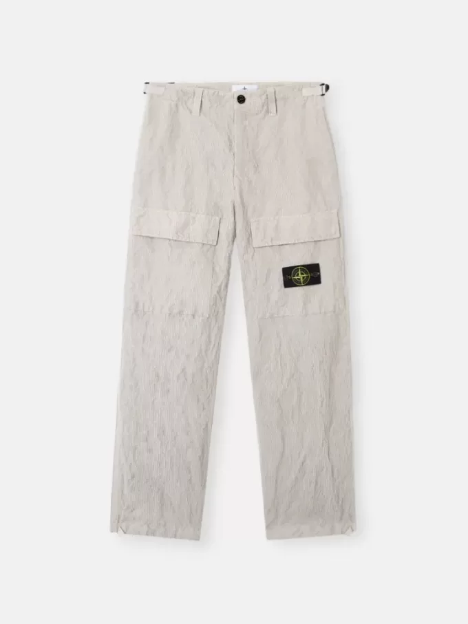 Lockere Cargohose mit verstellbaren Taillenriemen.