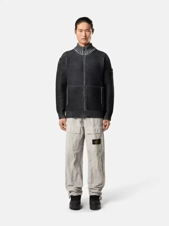 Lockere Cargohose mit verstellbaren Taillenriemen.