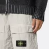 Lockere Cargohose mit verstellbaren Taillenriemen.