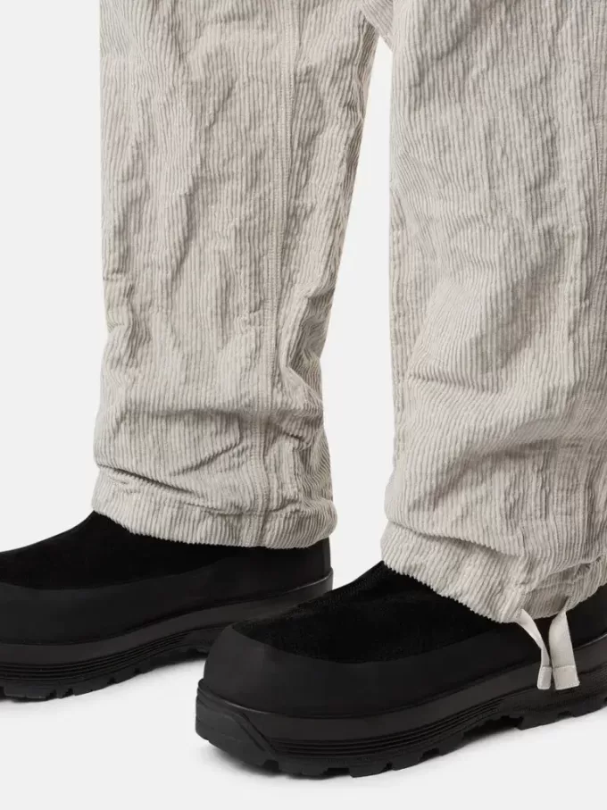 Lockere Cargohose mit verstellbaren Taillenriemen.