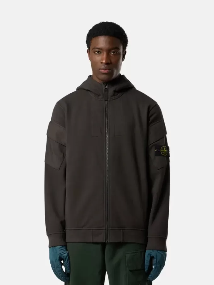 Regular-Fit-Sweatshirt mit Kapuze und Reißverschluss sowie Ärmeltaschen.