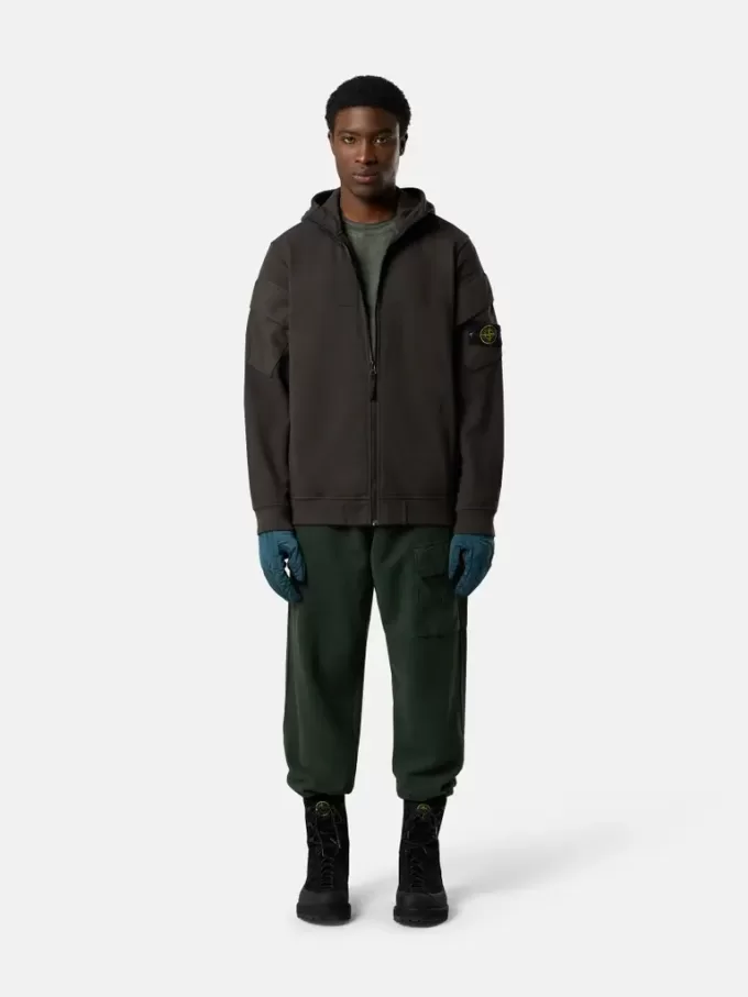 Regular-Fit-Sweatshirt mit Kapuze und Reißverschluss sowie Ärmeltaschen.