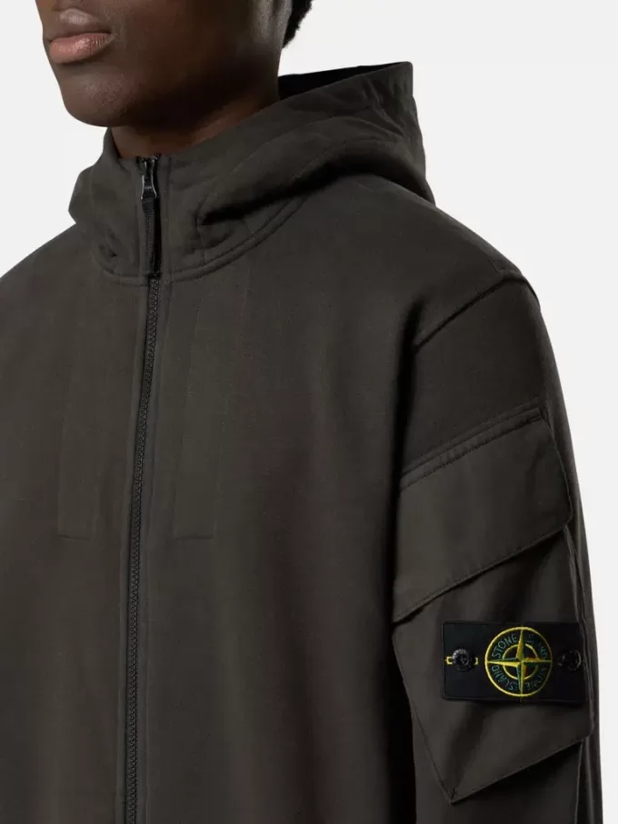 Regular-Fit-Sweatshirt mit Kapuze und Reißverschluss sowie Ärmeltaschen.