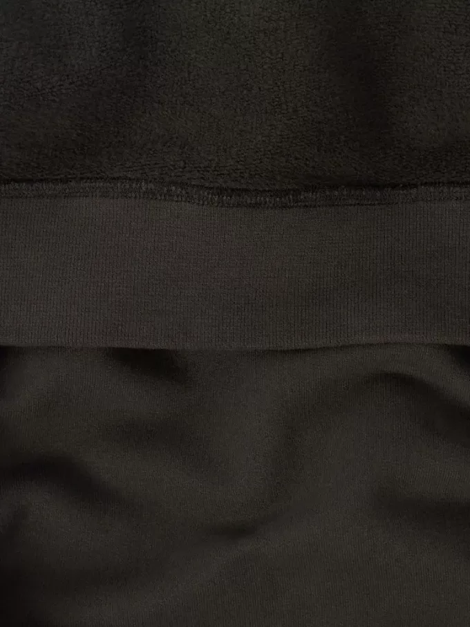 Regular-Fit-Sweatshirt mit Kapuze und Reißverschluss sowie Ärmeltaschen.