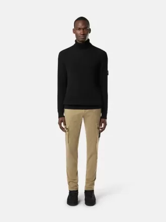 Rollkragenpullover mit fein gerippten Bündchen