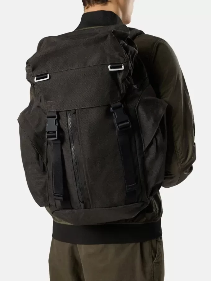Rucksack mit mehreren Taschen und gepolsterten Schultergurten