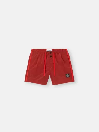 Schmal geschnittene Badeshorts mit Taschen und Mesh-Futter