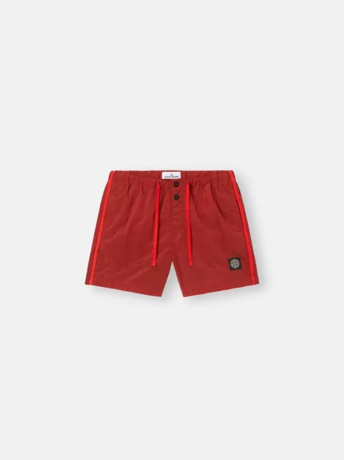 Schmal geschnittene Badeshorts mit Taschen und Mesh-Futter