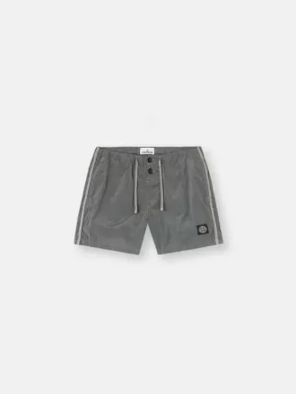 Schmal geschnittene Badeshorts mit Taschen und Mesh-Futter