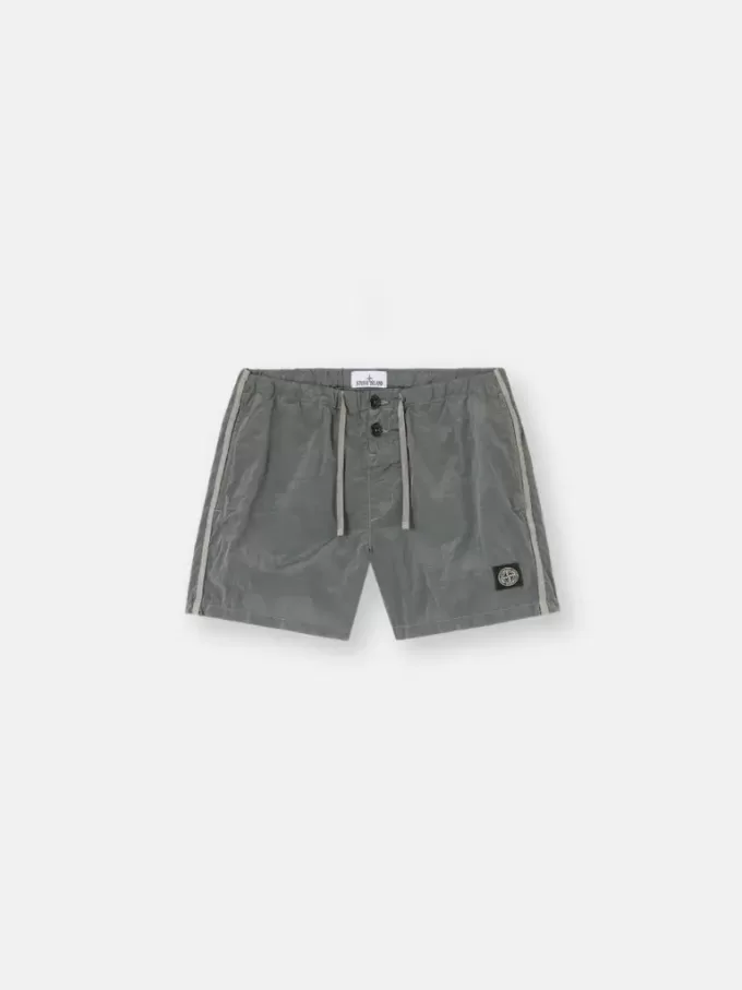 Schmal geschnittene Badeshorts mit Taschen und Mesh-Futter
