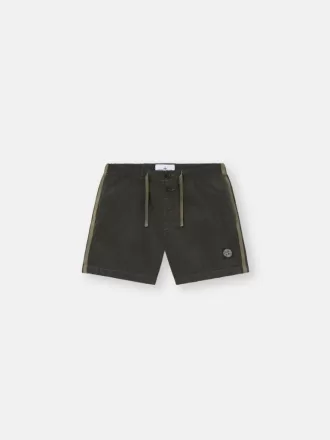 Schmal geschnittene Badeshorts mit Taschen und Mesh-Futter