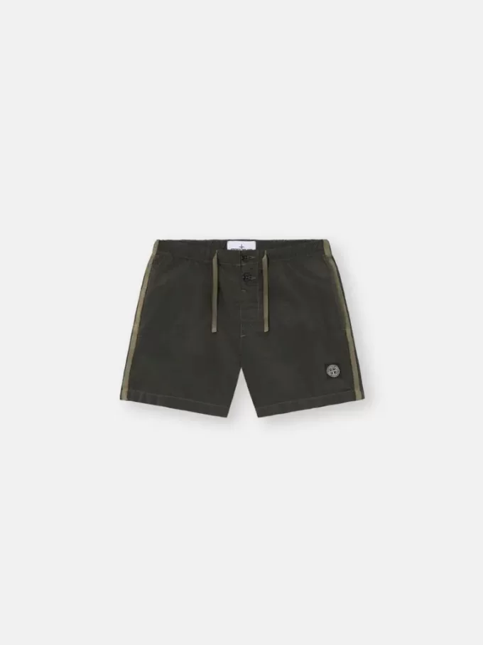 Schmal geschnittene Badeshorts mit Taschen und Mesh-Futter