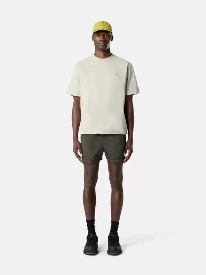 Schmal geschnittene Badeshorts mit Taschen und Mesh-Futter