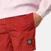 Schmal geschnittene Badeshorts mit Taschen und Mesh-Futter