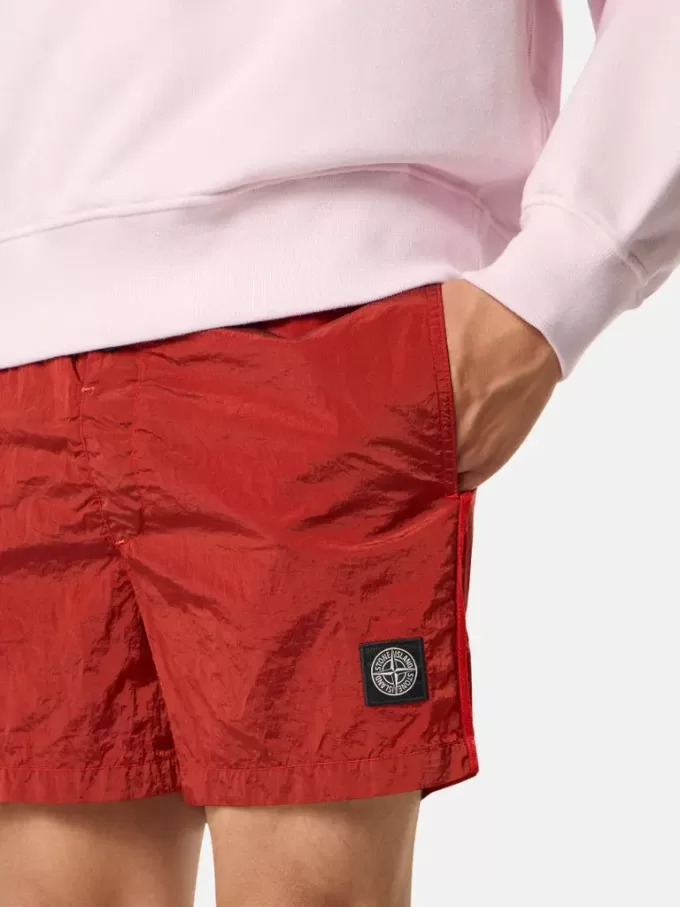 Schmal geschnittene Badeshorts mit Taschen und Mesh-Futter