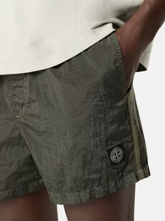 Schmal geschnittene Badeshorts mit Taschen und Mesh-Futter