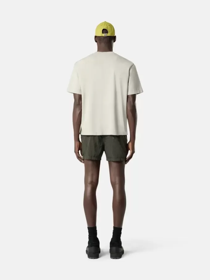 Schmal geschnittene Badeshorts mit Taschen und Mesh-Futter