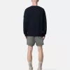 Schmal geschnittene Badeshorts mit Taschen und Mesh-Futter
