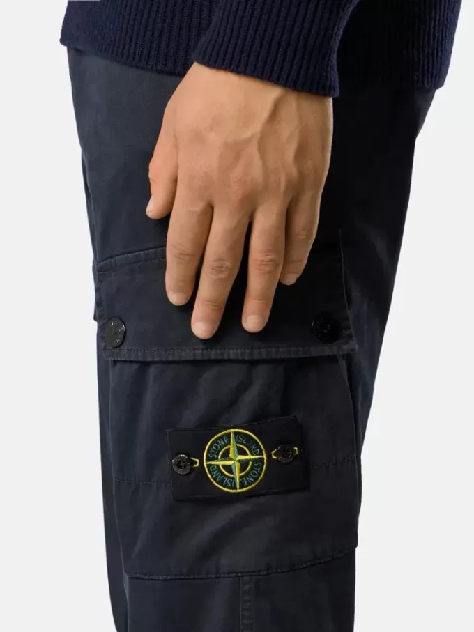 Schmal geschnittene Cargohose mit Reißverschlusstaschen Schmal geschnittene Cargohose mit Reißverschlusstaschen