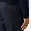 Schmal geschnittene Cargohose mit Reißverschlusstaschen Schmal geschnittene Cargohose mit Reißverschlusstaschen