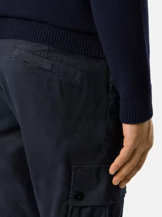 Schmal geschnittene Cargohose mit Reißverschlusstaschen Schmal geschnittene Cargohose mit Reißverschlusstaschen