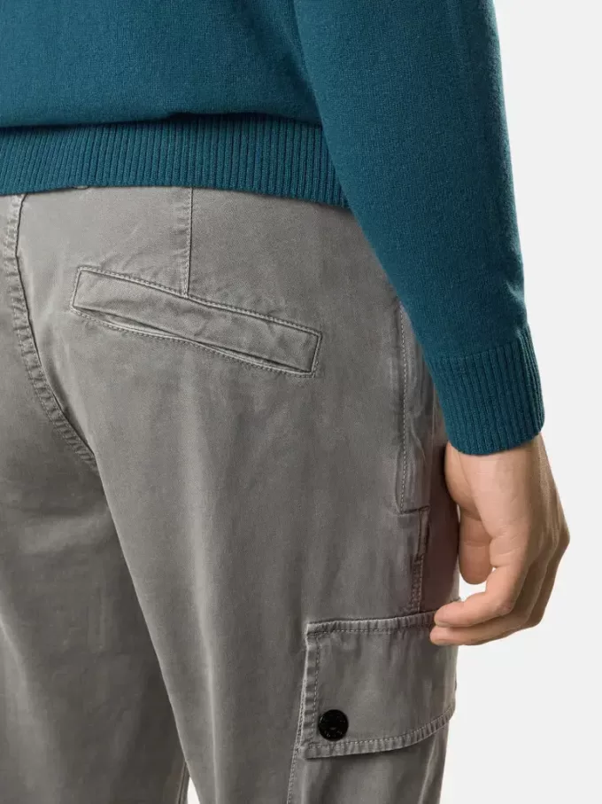 Schmal geschnittene Cargohose mit Reißverschlusstaschen