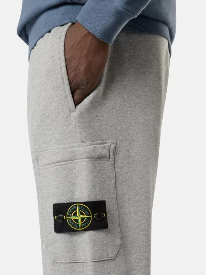 Schmal geschnittene Jogginghose mit Taschen und Kordelzugbund