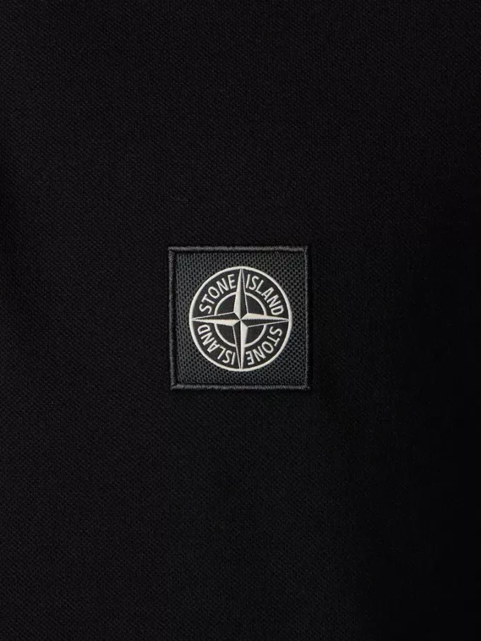 Schmal geschnittenes Kurzarm-Poloshirt mit Compass-Aufnäher Schmal geschnittenes Kurzarm-Poloshirt mit Compass-Aufnäher