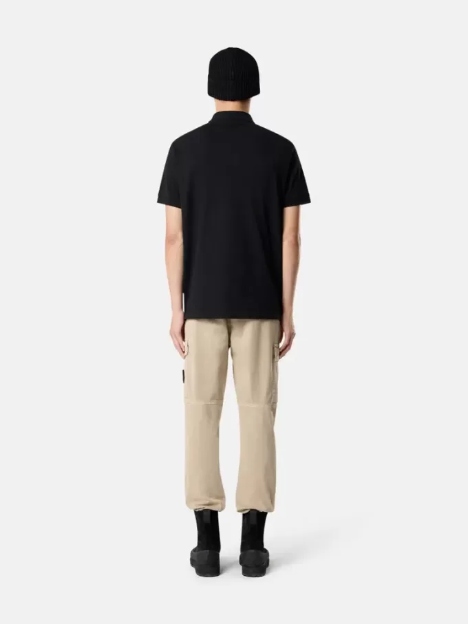 Schmal geschnittenes Kurzarm-Poloshirt mit Compass-Aufnäher Schmal geschnittenes Kurzarm-Poloshirt mit Compass-Aufnäher
