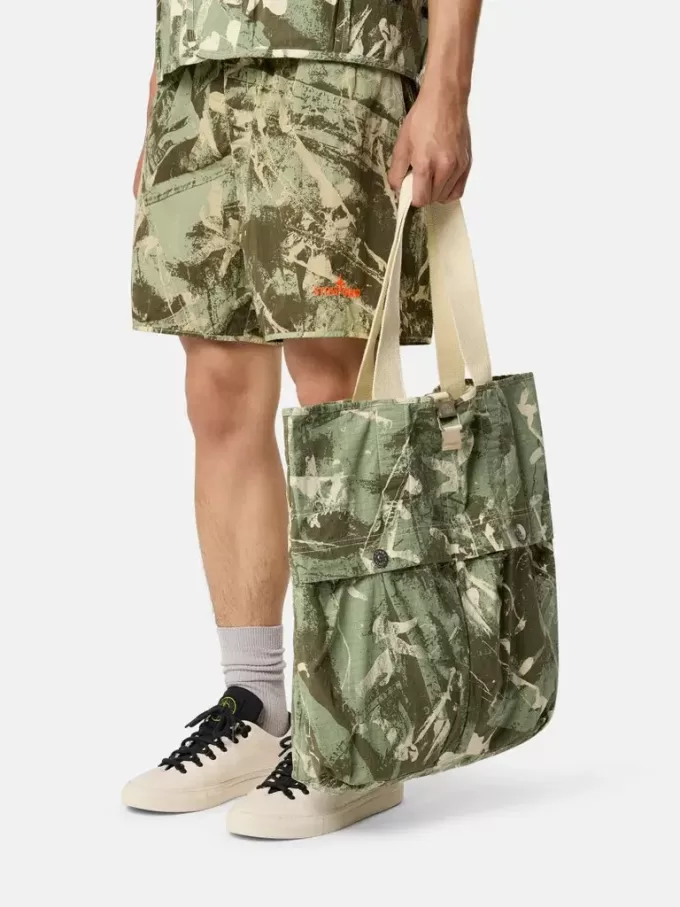 Tragetasche mit Taschen und Logo