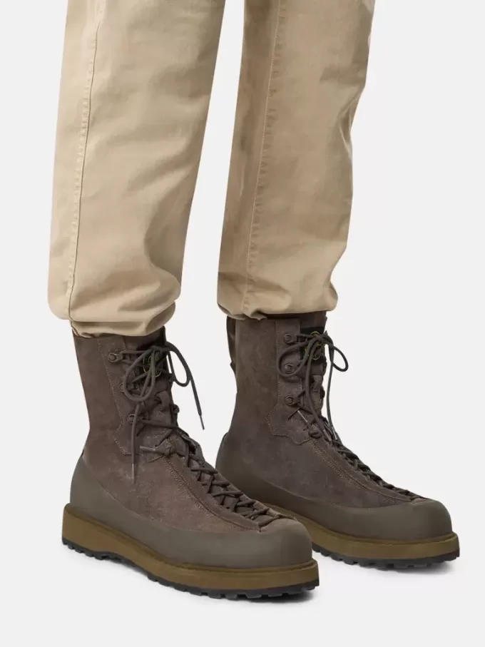 Wanderstiefel mit doppelter Schnürung und Profilsohle