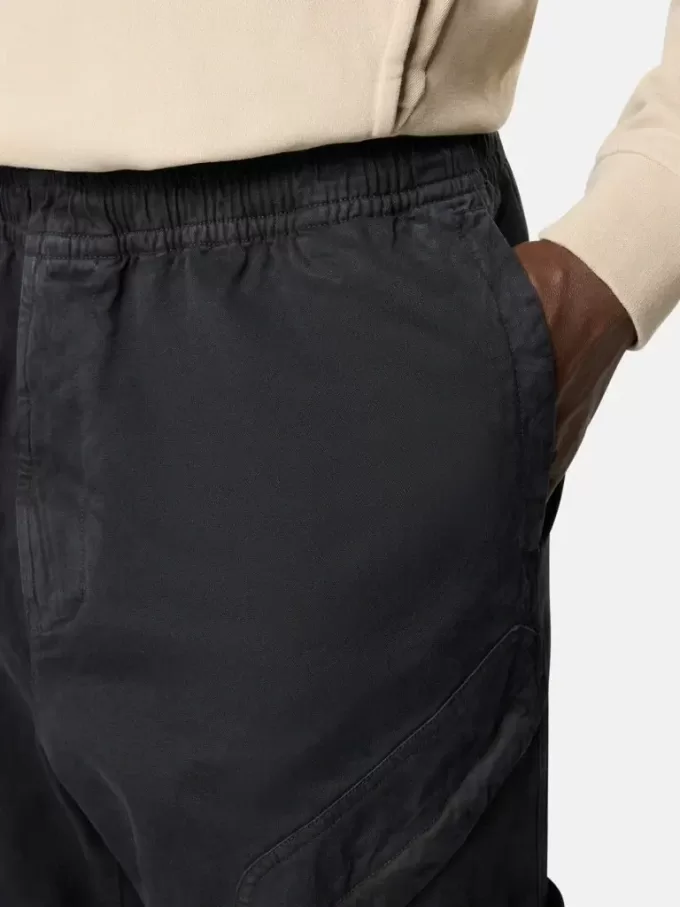 Weit geschnittene Jogginghose mit Druckknopf- und Reißverschlusstaschen