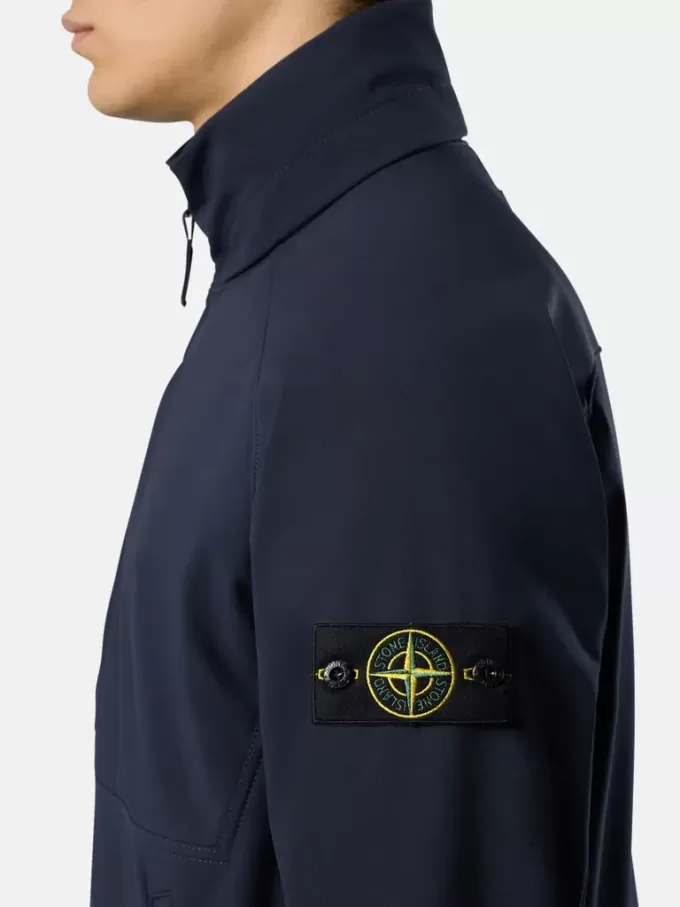 Wind- und wasserabweisende Jacke mit verdeckter Kapuze
